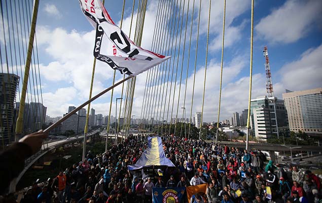 Trabalhadores da construo civil bloqueiam o acesso  ponte Estaiada, na zona sul de So Paulo, durante protesto na manh desta quarta