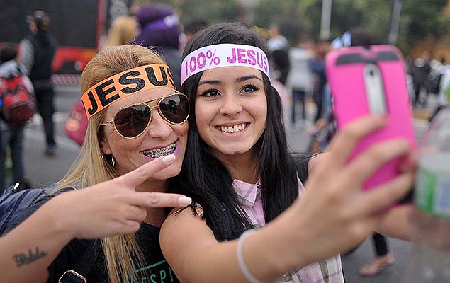 Mulheres tiram selfie na concentrao da 24 edio da Marcha para Jesus, que percorrer ruas do centro e da zona norte de SP