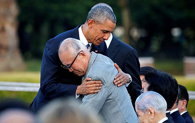 O presidente Barack Obama abraça Shigeaki Mori, sobrevivente do bombardeio atômico de Hiroshima em 1945, em memorial no Japão