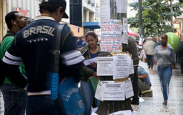 Pessoas buscam trabalho em anúncios no centro de São Paulo