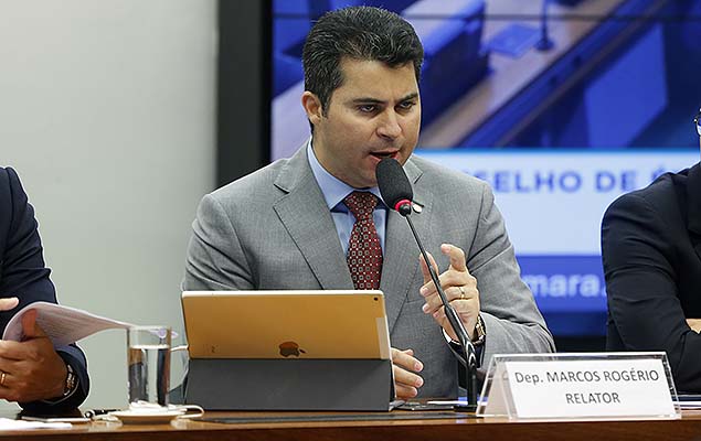 O deputado Marcos Rogrio durante a leitura de seu relatrio sobre cassao de Cunha