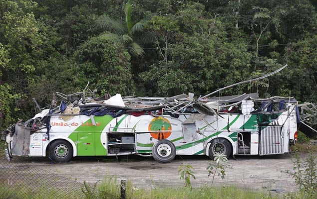 A bus carrying a group of students across the state of So Paulo lost control and crashed on Wednesday evening (8)