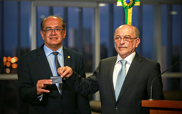 O presidente do TSE, Gilmar Mendes, recebe o presidente do TCU, Aroldo Cedraz, que lhe entrega lista de nomes com contas julgadas irregulares 