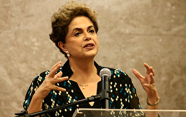 A presidente afastada Dilma Rousseff (PT) participa do lançamento do livro "Resistência ao golpe de 2016″, na UFPE 