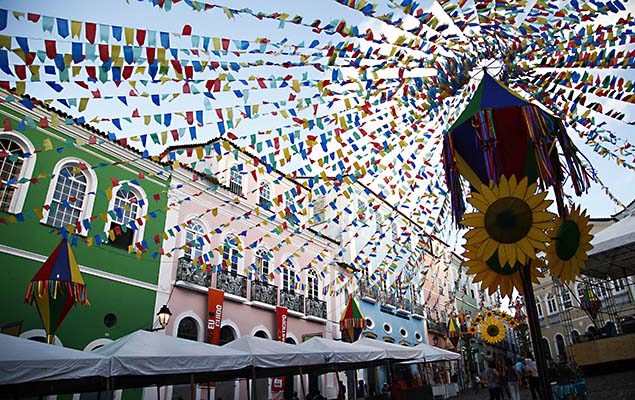 Ruas do Pelourinho, um dos maiores cartes postais de Salvador, decoradas para os festejos de So Joo, nesta quarta-feira (22)