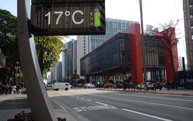 SO PAULO,SP,BRASILJ,25.06.2016:CLIMA/FRIO/PAULISTA - Termmetro de rua registra 17C na Avenida Paulista em So Paulo, SP, neste sbado (25). (Foto: J. Duran Machfee/Futura Press/Folhapress