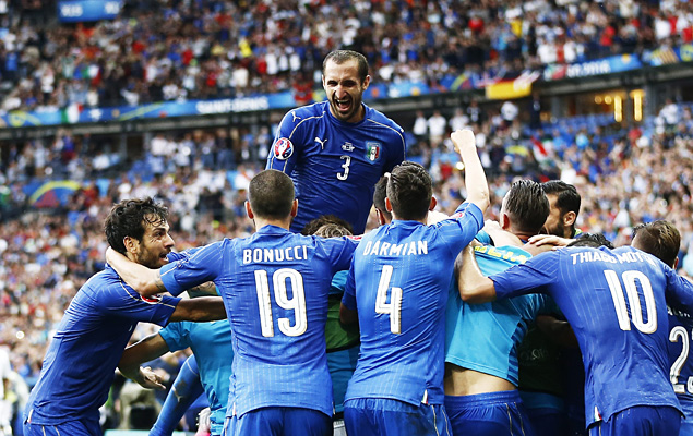 Saint-denis (France), 27/06/2016.- Giorgio Chiellini (top) of Italy and teammates celebrates after the team scored the 2-0 lead during the UEFA EURO 2016