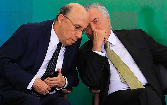 Temer conversa com o ministro Henrique Meirelles (Fazenda) durante encontro com confederaes comerciais e empresariais, no Planalto