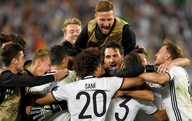 Jogadores da Alemanha comemoram classificao para a semifinal da Eurocopa aps vitria nos pnaltis sobre a Itlia, neste sbado