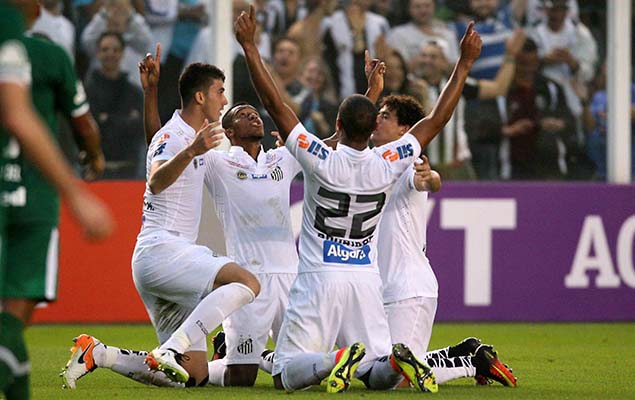 Jogadores do Santos comemoram gol marcado por Copete na vitria por 3 a 0 sobre a Chapecoense