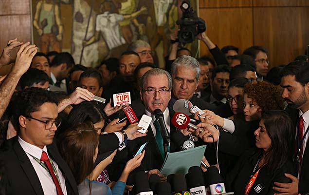 Eduardo Cunha (PMDB-RJ)  cercado por jornalistas durante entrevista coletiva para anunciar sua renncia  presidncia da Cmara