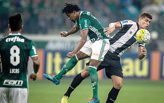 Z Roberto e Vitor Bueno disputam lance no jogo entre Palmeiras e Santos, na 14 rodada