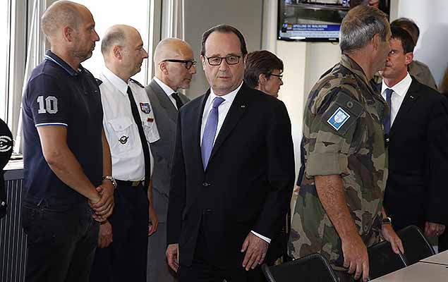 O presidente de Frana, Franois Hollande (c), durante visita a Nice