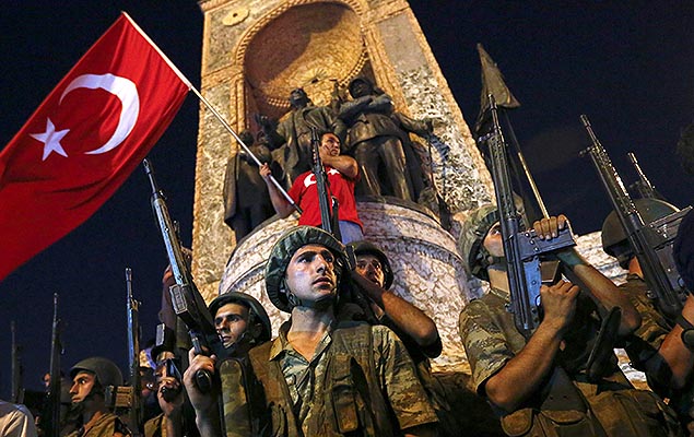 Militar turco prximo a praa Taksim; Foras Armadas declaram toque de recolher e fecham acessos a Istambul e Ancara, na Turquia