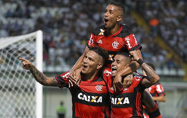 Guerrero comemora gol do Flamengo em jogo contra o Botafogo