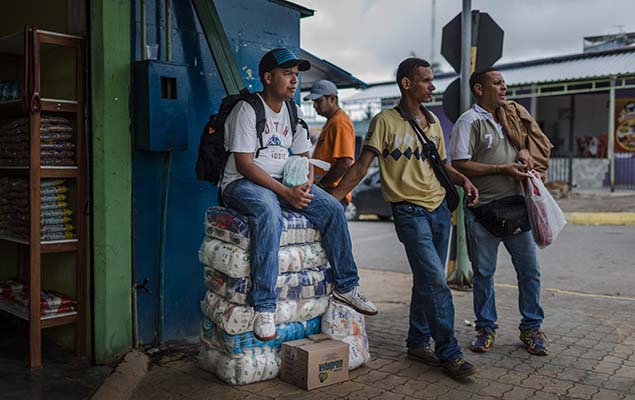 Em meio a uma crise de abastecimento na Venezuela, centenas de venezuelanos atravessam a fronteira brasileira em Roraima, atrs de comida