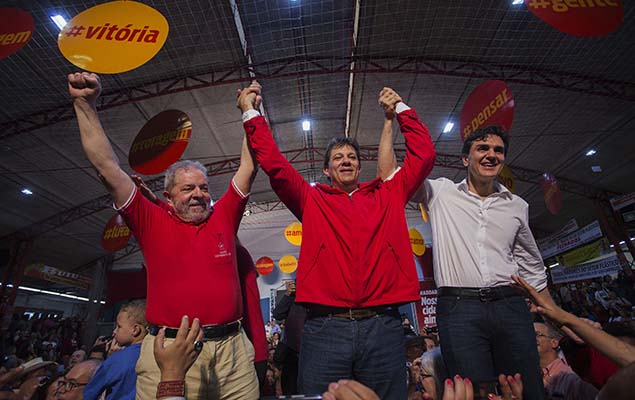 Entre Lula e Gabriel Chalita, o prefeito de SP, Fernando Haddad, participa de conveno do PT para oficilaizar sua candidatura  reeleio