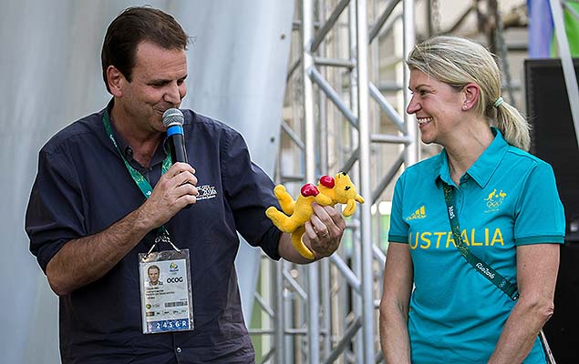 Austrlia entrega o mascote de pelcia, o canguru boxeador, ao prefeito Eduardo Paes aps ganhar a chave da Vila Olmpica, no Rio