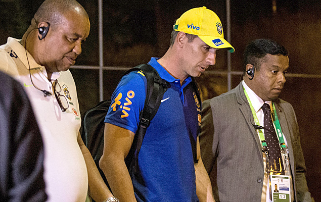 O goleiro Fernando Prass deixa o hotel da seleo olmpica brasileira em Goinia (GO)
