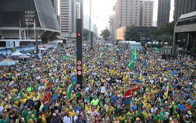  Manifestantes pró-impeachment da presidente afastada Dilma Rousseff (PT) realizam protesto na av. Paulista, em São Paulo (SP)