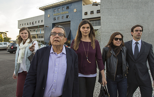 O marqueteiro João Santana e a mulher dele, Mônica Moura, deixam a sede da Superintendência da Polícia Federal, em Curitiba (PR) nesta segunda-feira (1º). 