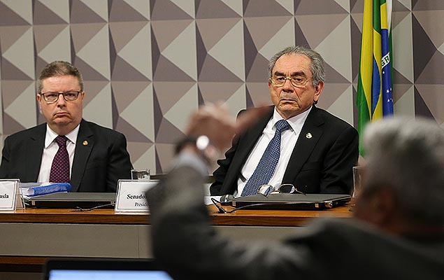 Antonio Anastasia e Raimundo Lira durante sesso para discutir relatrio de impeachment da presidenta afastada Dilma Rousseff (PT)