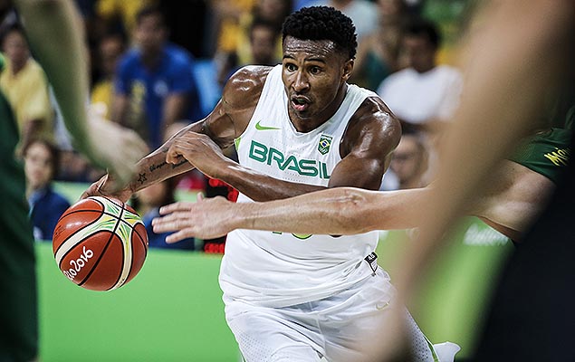 Leandrinho, do Brasil, tenta jogada de ataque diante da Lituânia, estreia do basquete brasileiro nos Jogos do Rio, neste domingo