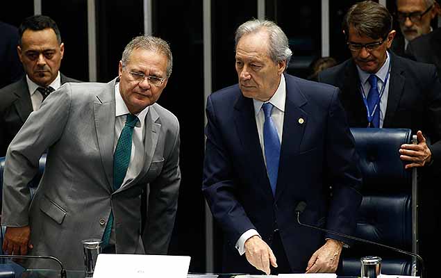 O presidente do senado Renan Calheiros passa a presidência para o presidente do STF, Ricardo Lewandowski, na sessão para votação da pronúncia do processo de impeachment da presidente afastada Dilma Rousseff, no plenário do Senado.