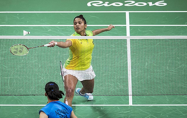 A brasileira Lohaynny Vicente enfrenta Sainda Nehwal, da ndia, no torneio olmpico de badminton, na Arena Riocentro, nesta quinta-feira