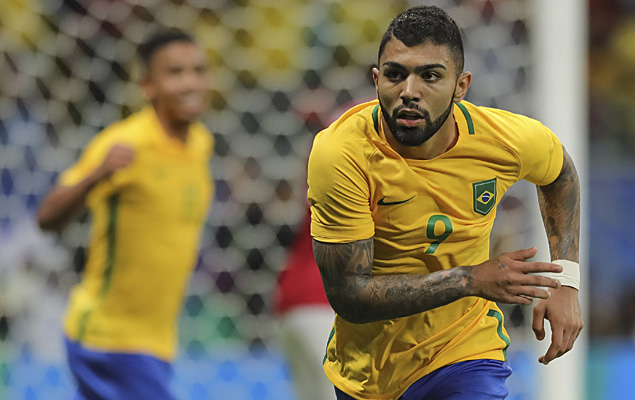 Gabriel, do Brasil, comemora seu gol na vitria sobre a Dinamarca, por 4 a 0, na Fonte Nova, pelo grupo A do torneio olmpico de futebol