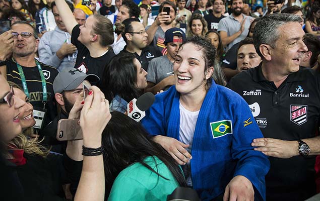A judoca Mayra Aguiar, 25, comemora com familiares nas arquibancadas aps vencer a cubana Yalennis na disputa pelo bronze, na Rio-2016