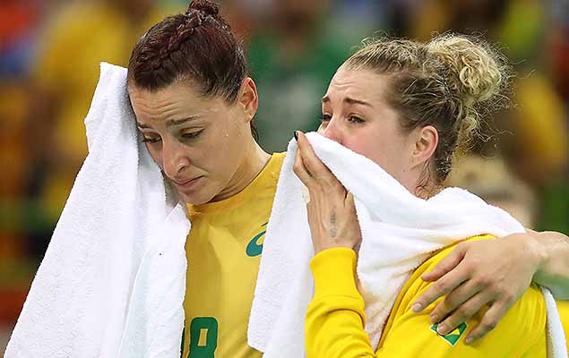 Jogadoras brasileiras lamentam derrota para a Holanda nas quartas de final da Rio-2016