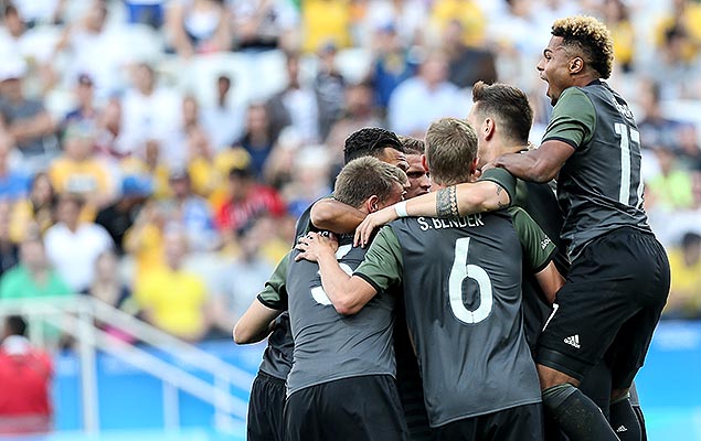 Jogadores da Alemanha comemoram gol de Klostermann sobre a Nigéria, na Arena Corinthians, em SP, pela semifinal do futebol 