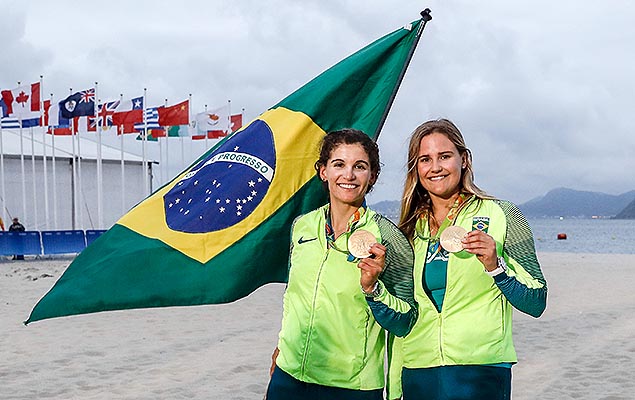 A dupla brasileira Martine Grael (e) e Kahena Kunze conquista a medalha de ouro na classe 49er FX na vela, no Jogos Olmpicos do Rio