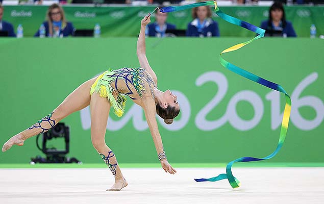 A brasileira Natália Gaudio na prova da ginástica rítmica na Arena Olímpica do Rio, na tarde desta sexta-feira 