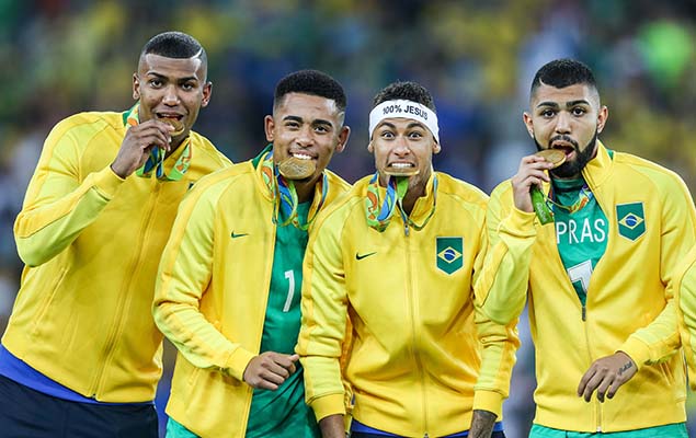 Wallace, Gabriel Jesus, Neymar, e Gabriel festejam a medalha de ouro aps vitria sobre a Alemanha, no Maracan, pelos Jogos Olmpicos
