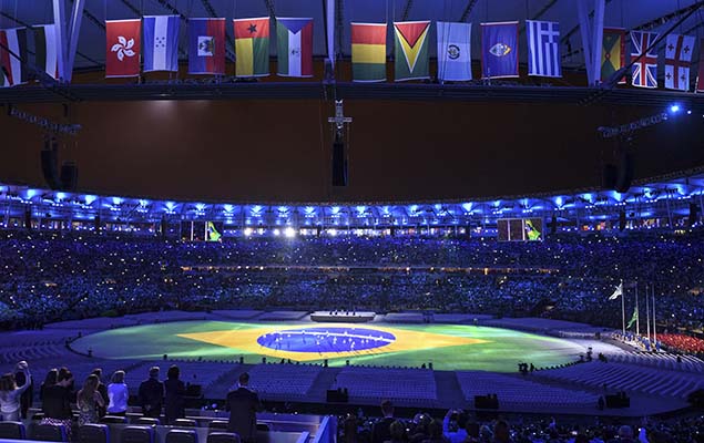 Bandeira do Brasil na cerimnia de encerramento dos Jogos Olmpicos Rio 2016, no estdio do Maracan, na noite deste domingo (21)