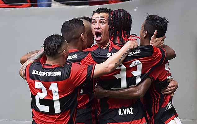 O jogador Leandro Damio do Flamengo comemorando seul gol durante partida contra o Grmio, em jogo vlido pela 21 rodada do Campeonato Brasileiro 2016, no Estdio Nacional Man Garrincha, neste domingo, 21.