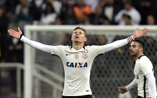 Marlone comemora gol pelo Corinthians no Brasileiro