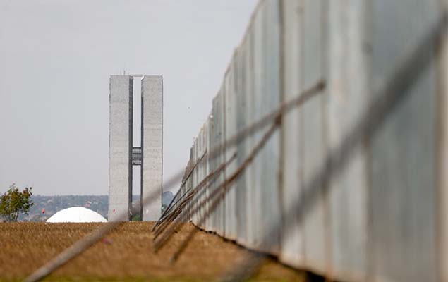 Muro de metal durante protestos contra impeachment na Esplanada dos Ministrios, em Braslia
