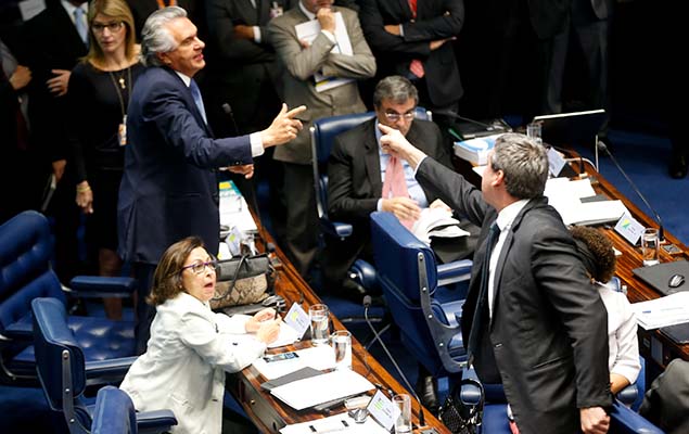 Os senadores Ronaldo Caiado (DEM-GO) e Lindberg Farias (PT-RJ) discutem durante sesso que julga o impeachment de Dilma Rousseff
