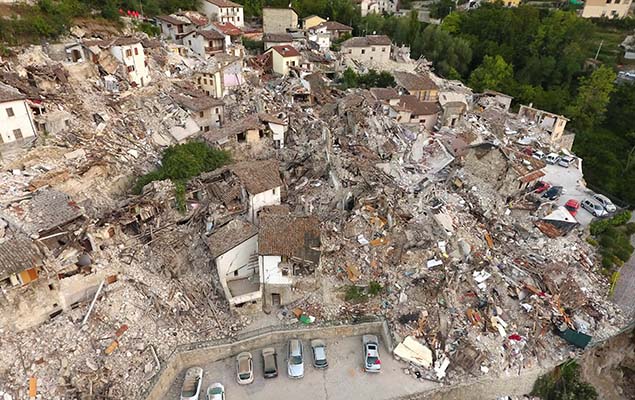 Cidade de Pescara del Tronto, na regio central da Itlia, vista de um drone aps o forte terremoto que atingiu a regio