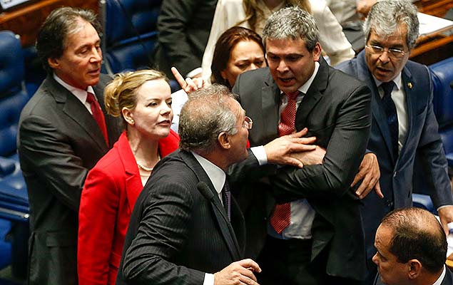 Renan Calheiros discute com Lindbergh Farias e Gleisi Hoffmann, senadores do PT, durante o julgamento do processo de impeachment de Dilma Rousseff 