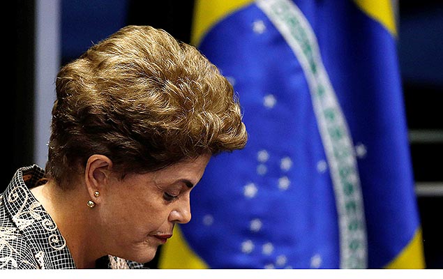 A presidente afastada Dilma Rousseff faz sua defesa diante dos senadores durante sessão de julgamento do impeachment, em Brasília 