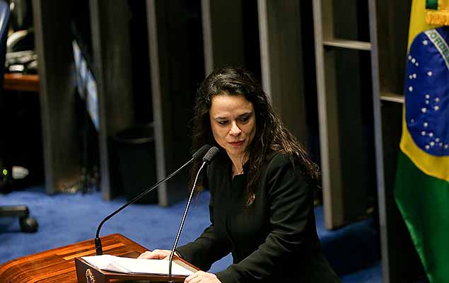 A advogada Janana Paschoal faz apresentao durante sesso do julgamento do impeachment de Dilma, no Senado