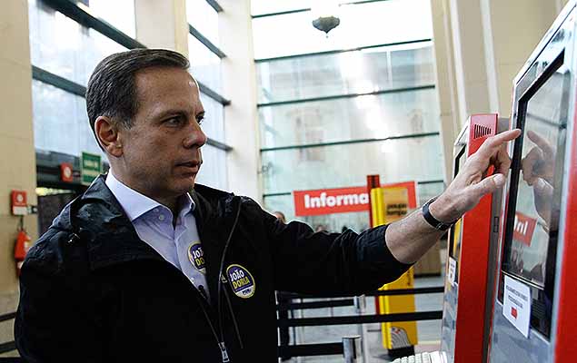 O candidato do PSDB a prefeito de So Paulo, Joo Doria, visita o Poupa Tempo da S no centro de So Paulo, nesta quarta-feira (31).