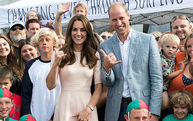 Prncipe William e sua mulher, Kate Middleton, posam para foto com participantes do Projeto Onda, em Town Beach, na Gr-Bretanha