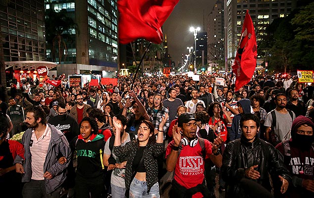 Manifestantes protestam contra o governo de Michel Temer e em favor da ex-presidente Dilma Rousseff na av. Paulista, em So Paulo