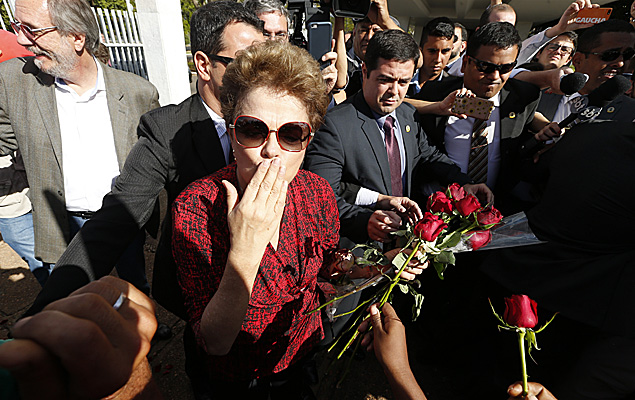 A ex-presidente Dilma Rousseff deixou o Palcio da Alvorada s 15h30 desta tera-feira (6) e, em frente  residncia oficial, desceu do carro que a levava para a base area de Braslia 