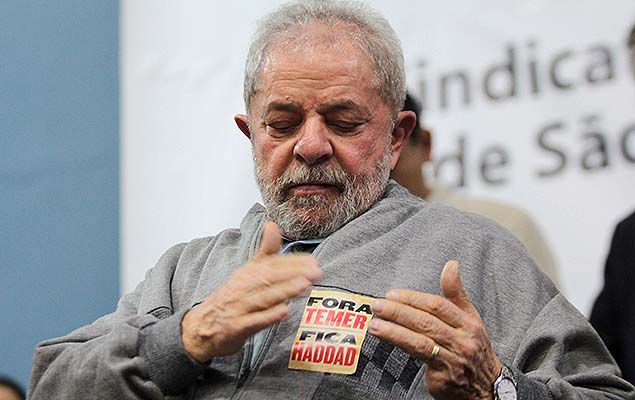 Ex-presidente Lula participa de ato na quadra do Sindicato dos Bancrios, na regio central de So Paulo, na noite desta sexta-feira